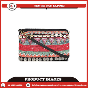 Bolsos bandolera tradicionales bohemios Banjara hechos a mano en cuero genuino con bordados de espejos coloridos y cierre de cremallera. - Product Image 2