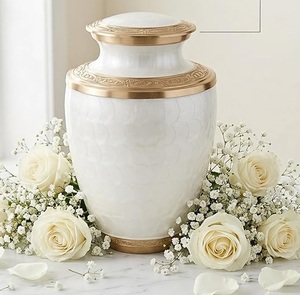 Urne funéraire classique pour adultes, fabriquée par un fabricant de confiance, en métal de haute qualité avec finition décorative gravée. - Product Image 1