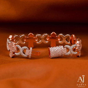 AARVA JEWELS Pulsera de Cadena y Eslabones de Plata Chapada en Oro Rosa con Diseño de Flor Redonda de Moissanita, Joyería de Lujo para Bodas de Mujer - Product Image 1