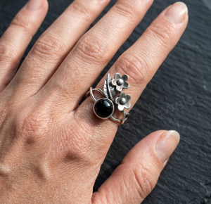Anillo Minimalista Hecho a Mano con Ónix Negro de 8mm, Forma Redonda, Plata de Ley 925, Baño de Rodio, Diseño de Hoja y Flor - Product Image 3