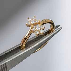 Anillo de lujo con diamantes cultivados en laboratorio, corte redondo, diseño floral, para mujer, oro sólido de 14K, regalo de boda para parejas - Product Image 3