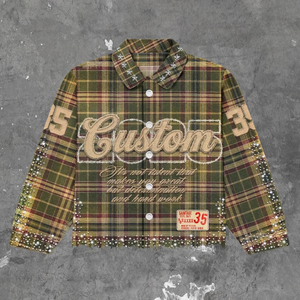 Conjunto de ropa urbana personalizada para hombre Up Felt: Camiseta serigrafiada y pantalones cortos de mezclilla con pedrería desgastada, chándal premium con bordados. - Product Image 4