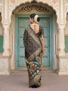 Sari en soie Dola traditionnel Signature Reglance avec motif Heritage Bloom, texture toile royale, finition luxueuse pour les occasions festives - Product Image 2