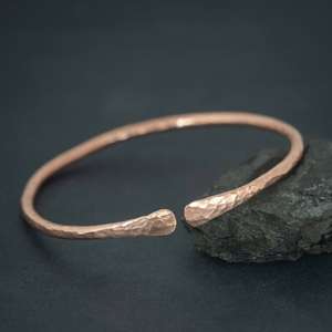 Bracelet manchette en cuivre pur martelé fait main, réglable, en métal massif, finition polie, bijou artisanal pour le bien-être et la guérison - Product Image 1