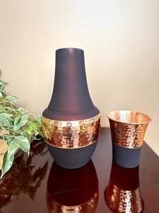 Bouteille d'eau en cuivre au design chinois, finition martelée et accents noirs, décoration d'intérieur - Product Image 4