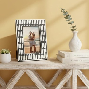 Cadre photo artisanal écologique en os incrusté avec un design mosaïque rayé élégant pour la décoration intérieure - Product Image 3
