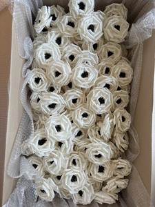 Flor de Madera Sola Artificial Decorativa VADEE, Rosa Hecha a Mano de 10cm, Blanca Premium, Sostenible, de Tailandia, Venta al Por Mayor - Product Image 3