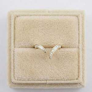Bague de mariage empilable pour femme en or massif 10K 14K 18K, motif chevron en V, diamant de laboratoire taille baguette conique 0,50 ct - Product Image 4