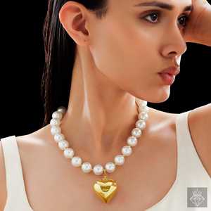 สร้อยคอประดับจี้ไข่มุกรูปหัวใจและสร้อยคอเส้นใหญ่ประดับมุกของ Prao Luxe - Product Image 1