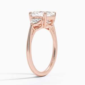 Bague de fiançailles de luxe en or jaune 14 carats avec trois diamants taille Asscher de 3,0 carats et pierres latérales taille Trillion, certifiée IGI, pour femme - Product Image 4