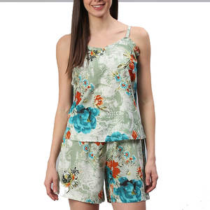 Ensemble décontracté tendance pour femme : Haut sans manches et short assorti – Style chic et minimaliste - Product Image 1