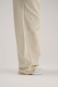 Pantalones deportivos de mujer de algodón 100% de primera calidad, cintura elástica, pierna ancha, color beige marfil, estilo holgado. - Product Image 3