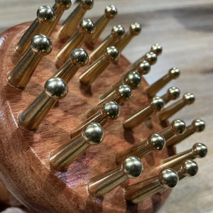 Masajeador de Cuero Cabelludo Kansa Hecho a Mano con Agujas de Bronce y Mango de Madera, Herramienta de Reflexología Capilar para Spa, Bienestar y Desintoxicación - Product Image 3