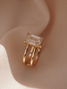 Bague solitaire à double anneau fendu avec diamant émeraude de laboratoire de 2 carats, certifiée IGI - Product Image 5