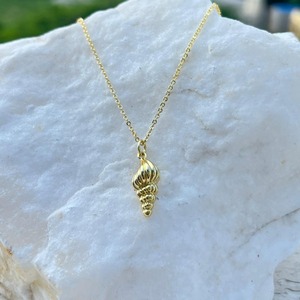 Collar con colgante moderno de concha de caracol náutico en espiral, chapado en oro de 18k, estilo playero, para amantes del océano y los viajes. - Product Image 4