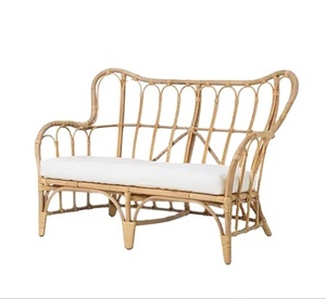 Canapé d'angle deux places en bambou artisanal au meilleur prix, dossier incurvé en forme de S, accoudoirs rembourrés, coussin blanc, pieds en bois de style mid-century modern - Product Image 1
