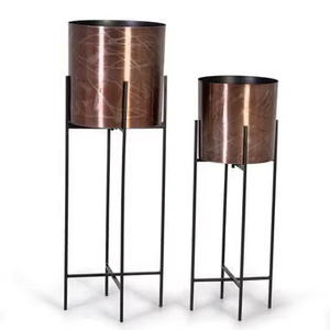 Macetero de Metal Dorado con Soporte, Diseño Moderno para Interiores/Exteriores, para Sala de Estar, Marca Linea Exports Inc - Product Image 1