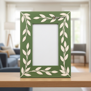 Cadre photo en bois vert artisanal, décoration de luxe pour la maison - Product Image 1