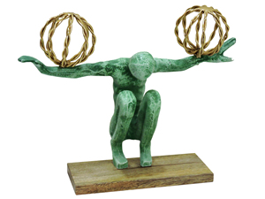 Escultura de Hombre de Aluminio con Pátina Verde y Esferas de Alambre Dorado - Figura Abstracta Agachada sobre Base de Madera - Decoración Moderna para el Hogar - Product Image 3