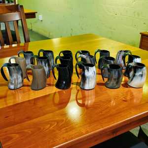 Jarra de cuerno vikinga hecha a mano de la mejor calidad, taza corta de cuerno natural al mejor precio - Product Image 1