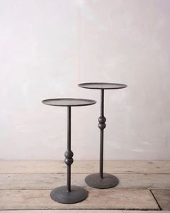 Table d'appoint décorative en métal industriel offrant une surface supérieure durable, un élément d'accentuation unique pour un environnement loft urbain - Product Image 1