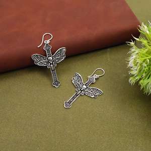 Boucles d'oreilles crâne à ailes de croissant, bijoux gothiques célestes, style bohème sorcière, pendantes, cadeau original - Product Image 4