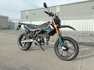 พร้อมจัดส่งวันนี้ รถมอเตอร์ไซค์รุ่นใหม่ล่าสุด MRT 50 Pro SM 55 ไมล์ต่อชั่วโมง 50 ซีซี ใช้ได้บนถนน 2 จังหวะ ซูเปอร์โมโต รับประกัน 1 ปี - Product Image 2