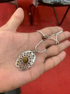 Colgante de Ojo de Tigre Amarillo con Diseño Floral y Piedras, Chapado en Plata de Ley, con Diamantes y Perlas, Estilo Alemán, Venta al por Mayor - Product Image 2