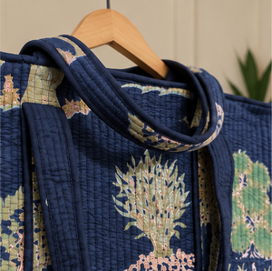 Sac fourre-tout bohème léger et de qualité supérieure pour femme, motif imprimé à la main bleu marine et vert sauge, en coton matelassé, sac à bandoulière portable pour l'hiver - Product Image 6