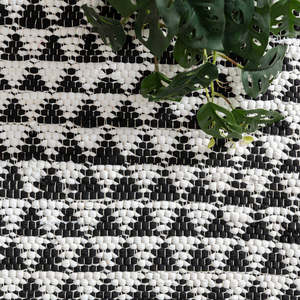 Tapis en coton Chindi fait main noir et blanc, tissé géométrique, style scandinave, avec franges à pompons et envers en latex pour salon - Product Image 3