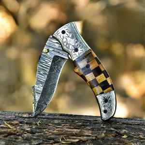 Cuchillo Plegable de Damasco Hecho a Mano, Personalizable, con Mango de Madera, Compatible con OEM, Cuchillo Utilitario para Exteriores, Camping y Supervivencia, con Funda - Product Image 4