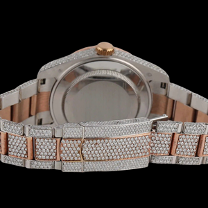 นาฬิกาฮิปฮอปผู้ชายแบบสั่งทำพิเศษ ดีไซน์สวยงาม ประดับเพชรโมอิสซาไนต์ทรงกลมเต็มหน้าปัด ตัวเลขโรมันสองสี ตัวเรือนแบบ Bezel Setting - Product Image 3