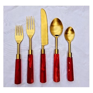 Ensemble de couverts en résine dorée, élégant et stylé, parfait pour les restaurants et les cadeaux d'hôtels. - Product Image 1