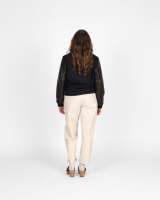 Blouson bomber varsity personnalisé pour femme en laine noire et cuir – Corps en laine de qualité supérieure, manches en cuir, poignets côtelés et boutons-pression
