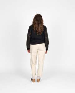 Chaqueta Bomber Varsity Personalizada para Mujer en Lana Negra y Cuero – Cuerpo de Lana Premium, Mangas de Cuero, Puños Acanalados y Botones a Presión - Product Image 4