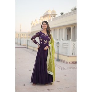Vestido de Noche Largo Bordado Floral Hecho a Mano por Diseñador con Lentejuelas para Fiestas - Product Image 3