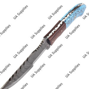 Couteau de chasse, de survie et de camping en acier Damas forgé à la main, à lame pleine, avec étui et manche en résine et bois de rose - Product Image 3