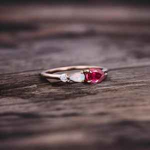 Bague de fiançailles vintage en rubis rouge et opale, alliance Art Déco en moissanite, coupe poire, 3 pierres, bague de mariée unique - Product Image 6