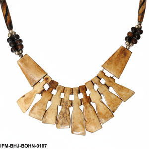 Collier ras du cou artisanal audacieux en os organique : Pièces multiformes en crêpe de banane blanchies avec un fil de perles graduées brun cumin - Product Image 3