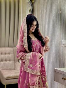 พร้อมสั่งซื้อชุดเสื้อผ้าไหมจอร์เจตต์คุณภาพสูงสุด ดีไซน์หรูหรา พร้อมกางเกงและผ้าคลุมไหล่ สำหรับผู้หญิงและเด็กผู้หญิง เหมาะสำหรับงานปาร์ตี้ - Product Image 3