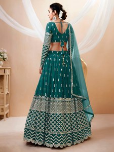Robe de demoiselle d'honneur en mousseline vert émeraude avec détails perlés et découpés, manches longues, col en V, longueur ras du sol, style ligne A - Product Image 4