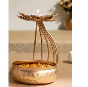 Portavelas Metálico con Acabado Dorado y Grabado a Mano, Decoración para Bodas y Hogar, Portavelas Votivo - Product Image 1