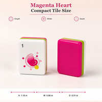 Jeu de tuiles de mahjong en acrylique magenta en forme de cœur avec motifs décoratifs sur le devant et dos colorés pour jeux de société et tables de mahjong à domicile