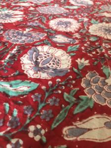 Tela de algodón estampada a mano – Estampado floral audaz en toda la superficie |   Base Roja con Motivos Azul Verdoso y Grises - Product Image 3