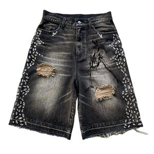 Pantalones cortos de mezclilla de cintura alta para hombre con estampado de puntos de diamantes de imitación, diseño de calavera rasgada, estilo gótico, cierre de botones, tela de algodón tejida - Product Image 1