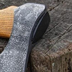 Hacha de doble hoja de acero con alto contenido de carbono y mango de madera industrial, multifuncional para exteriores, montaña, camping y supervivencia. - Product Image 6