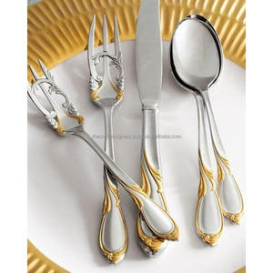 Ensemble de couverts en métal doré moderne avec finition polie ajoutant un aspect sophistiqué à chaque réglage de table et occasion - Product Image 3