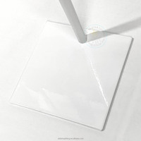 Étagère de présentation moderne et portable en fer blanc lavable pour vêtements de bébé, idéale pour la promotion en magasin