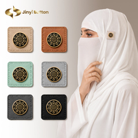 Étiquettes en cuir cousues sur mesure Jinyi pour hijabs, abayas, sacs et vêtements – Fabrication OEM/ODM