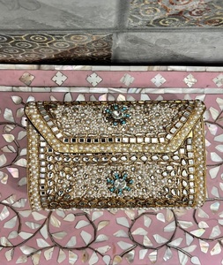 Pochette ovale Kundan en laiton de taille moyenne, faite à la main, dorée, art populaire traditionnel indien pour mariage - Product Image 5
